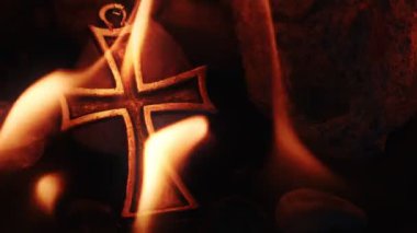Hıristiyan İsa Din Sembolü Ateşte Haç
