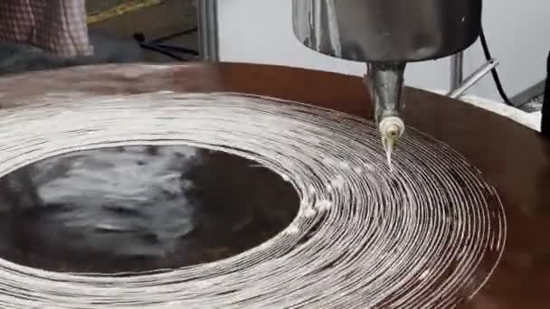 Ekranda Türk Geleneksel Tatlı Kadayif Kunefe Pasta Makinesi Yapımı — Stok video