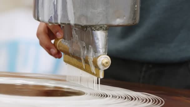 Fazendo Turco Tradicional Sobremesa Kadayif Kunefe Máquina Pastelaria Uma Exposição — Vídeo de Stock