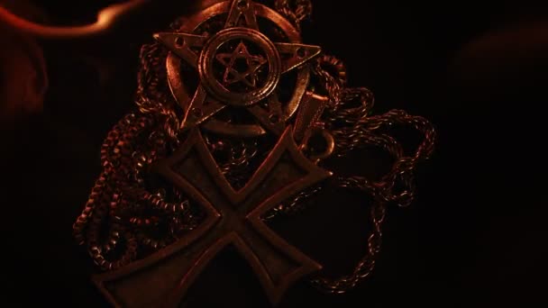 Θρησκεία Σύμβολο Pentagram Και Χριστιανικό Σταυρό Στη Φωτιά — Αρχείο Βίντεο