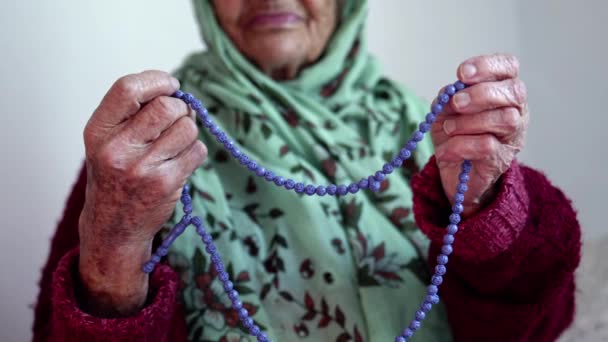 Religia Wiara Muzułmańska Starsza Kobieta Modląca Się Łóżku Swoim Pokoju — Wideo stockowe