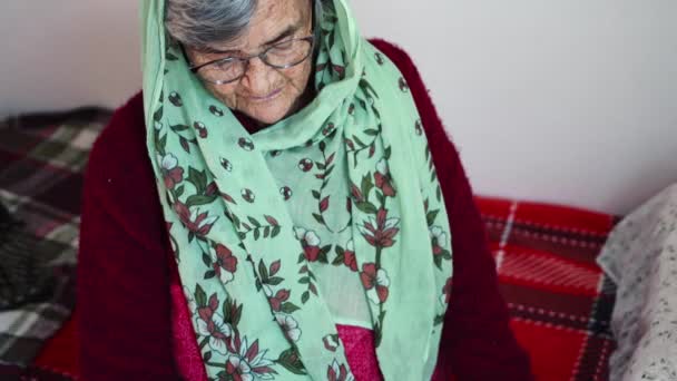 Religión Musulmana Anciana Rezando Cama Habitación — Vídeos de Stock