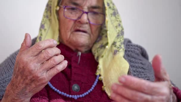 Religione Fede Musulmana Anziana Donna Che Prega Sul Suo Letto — Video Stock