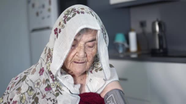 Muslimská Starší Žena Změří Krevní Tlak Když Cítí Špatně — Stock video