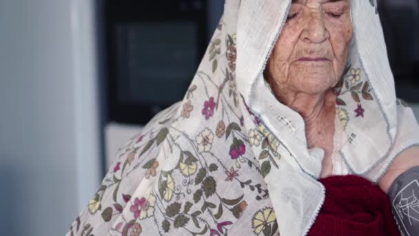 Muzułmańska Starsza Kobieta Mierzy Ciśnienie Krwi Gdy Źle Się Czuje — Wideo stockowe