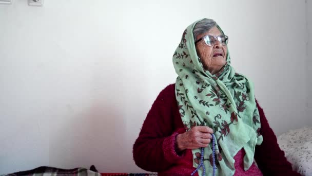 Religione Fede Musulmana Anziana Donna Che Prega Sul Suo Letto — Video Stock