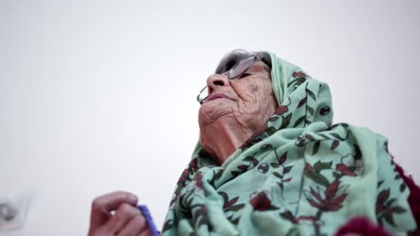Religie Credință Femeia Musulmană Vârstă Care Roagă Patul Camera — Videoclip de stoc