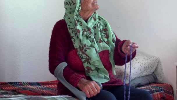 Религия Вера Мусульманская Пожилая Женщина Молится Кровати Своей Комнате — стоковое видео