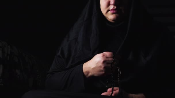 Junge Muslimin Schwarzer Gebetskleidung Und Kopftuch — Stockvideo