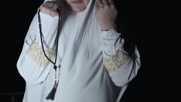 Fiatal Muszlim Fehér Imaruhában Fejkendőben — Stock videók