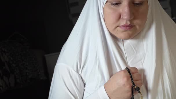 Young Muslim Woman White Prayer Clothes Headscarf — Stock Video