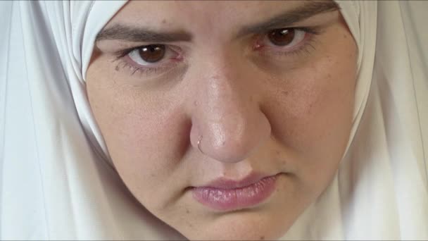 Νεαρή Μουσουλμάνα Λευκά Ρούχα Προσευχής Και Μαντίλα — Αρχείο Βίντεο
