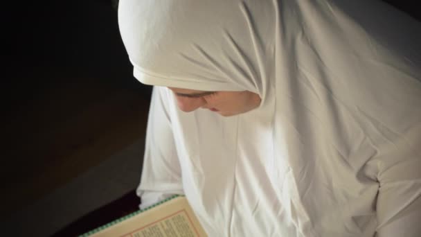Mujer Musulmana Joven Ropa Oración Blanca Pañuelo Para Cabeza — Vídeo de stock