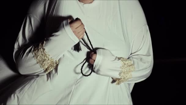 白い祈りの服とヘッドスカーフの若いムスリム女性 — ストック動画