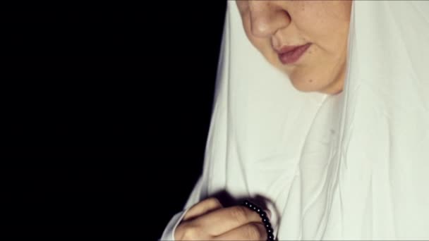 Femeie Musulmană Tânără Haine Rugăciune Albe Văl — Videoclip de stoc