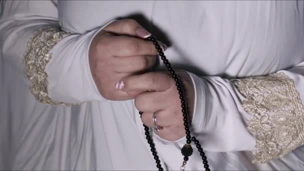 Młoda Muzułmanka Białym Ubraniu Modlitewnym Chustce — Wideo stockowe