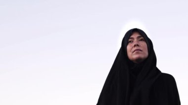Siyah Dua Giyinen Kör Müslüman Genç Kadın 