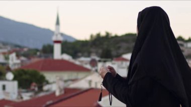 Siyah Namaz Kıyafeti ve Cami Giyen Kör Müslüman Genç Kadın 