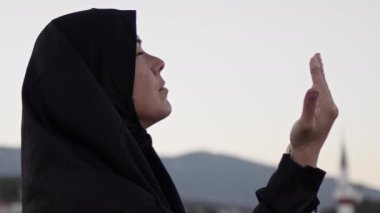 Siyah Giysili Kör Müslüman Kadın Allah 'a Dua Ediyor