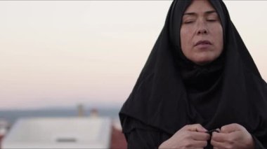 Siyah Giysili Kör Müslüman Kadın Allah 'a Dua Ediyor