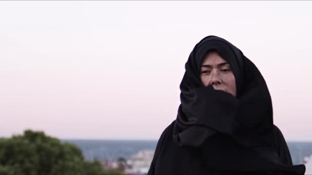 Сліпа Мусульманська Молода Жінка Чорній Молитовній — стокове відео