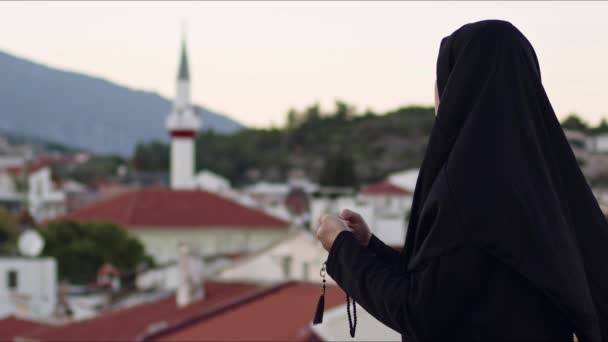 Ślepa Muzułmanka Czarnym Stroju Modlitewnym Meczecie — Wideo stockowe