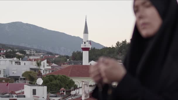 Сліпа Мусульманська Молода Жінка Чорній Молитовній Мечеті — стокове відео