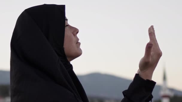 Blinde Moslim Jonge Vrouw Zwart Gebed Outfit Bidden Tot Allah — Stockvideo