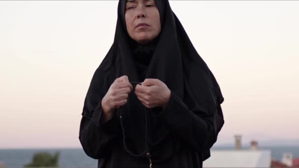 Blinde Muslimische Junge Frau Schwarzer Gebetskleidung Betet Allah — Stockvideo