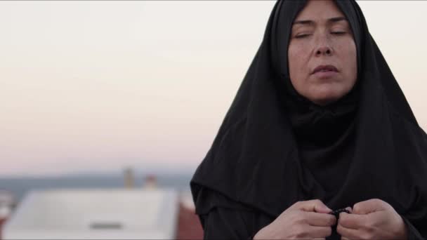 Blinde Muslimische Junge Frau Schwarzer Gebetskleidung Betet Allah — Stockvideo