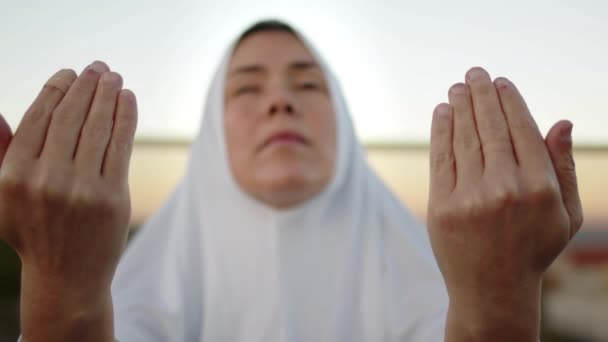 Cego Muçulmano Jovem Mulher Branco Oração Roupa Orando Deus — Vídeo de Stock