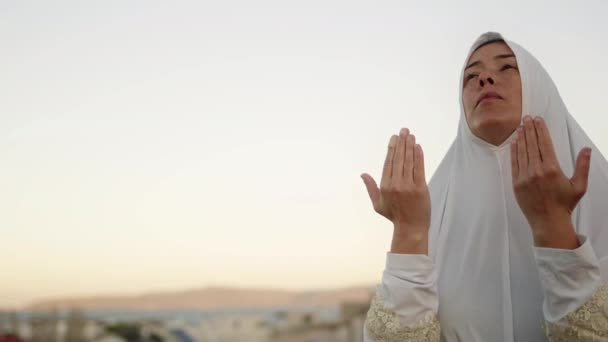 Mujer Joven Musulmana Ciega Traje Oración Blanca Orando Allah — Vídeos de Stock