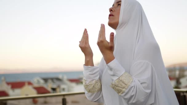 Mujer Joven Musulmana Ciega Traje Oración Blanca Orando Allah — Vídeos de Stock