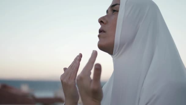 Слепая Мусульманская Молодая Женщина Белом Молитвенном Наряде Молится Аллаху — стоковое видео