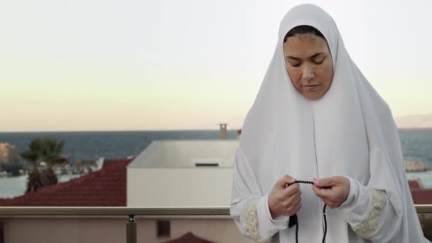 Wanita Muda Muslim Buta Dalam Pakaian Doa Putih Berdoa Kepada — Stok Video