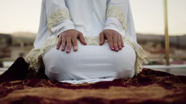 Allah 'a dua eden, Beyaz Giysili Kör Müslüman Genç Kadın