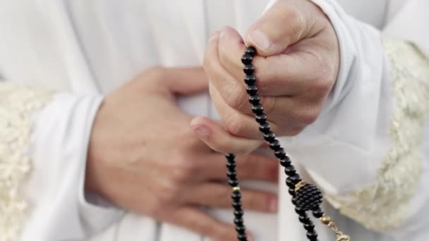 Wanita Dalam Pakaian Doa Putih Berdoa Dengan Rosario — Stok Video