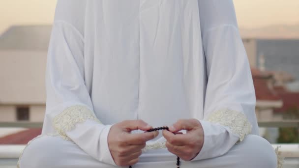 Kobieta Białym Ubraniu Modli Się Różańcem — Wideo stockowe