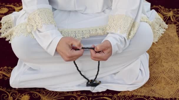 Woman White Prayer Attire Prays Rosary — Stock Video
