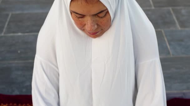 Женщина Белом Молитвенном Одеянии Молится Четками — стоковое видео
