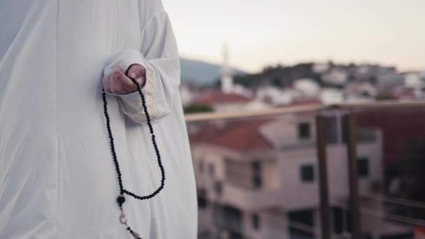 Mujer Vestida Blanco Reza Con Rosario Mezquita — Vídeo de stock