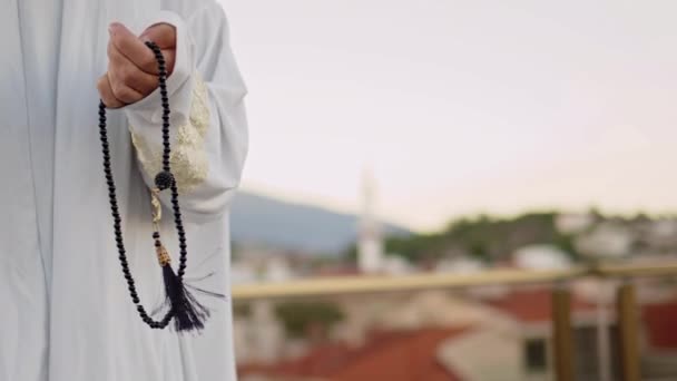 Mulher Traje Oração Branca Reza Com Rosário Mesquita — Vídeo de Stock