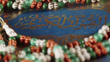 Din İslam Kitabı Kuran ve tespih boncukları. 