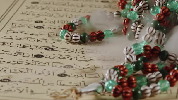 Религия Книга Ислама Коран Четки — стоковое видео