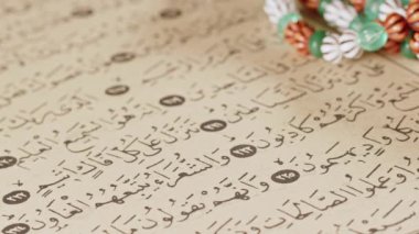 Din İslam Kitabı Kuran ve tespih boncukları. 