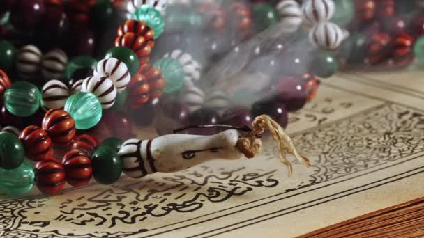 Релігія Книга Ісламу Коран Бісер — стокове відео