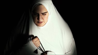 Dini bütün genç müslüman kadın.