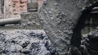 İnşaat makinesi yeni bir evin temellerine beton döküyor.