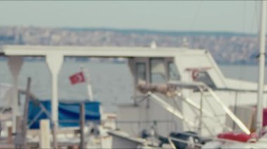 Deniz kenarındaki rıhtımda vakit geçirmek
