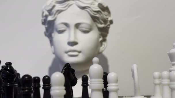 戦略ゲームチェスと古代ギリシャの彫像ヘッド — ストック動画